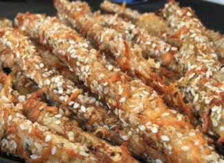 Τραγανά κριτσίνια μελιτζάνας παναρισμένα με σουσάμι και τυρί, σερβιρισμένα με σάλτσα γιαουρτιού.