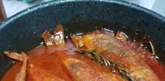 μπαρμπουνια σε κοκκινη σαλτσα