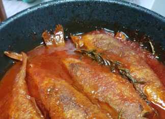 μπαρμπουνια σε κοκκινη σαλτσα