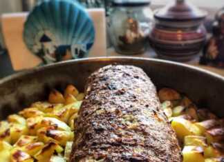 Ρολό κιμά με βραστά αυγά στο κέντρο, κομμένο σε φέτες, σερβιρισμένο με πατάτες φούρνου.