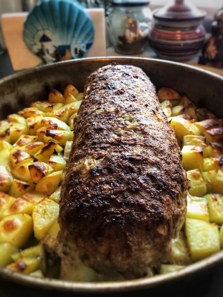 ρολο κρεατος0 Ρολό κιμά με βραστά αυγά στο κέντρο, κομμένο σε φέτες, σερβιρισμένο με πατάτες φούρνου.