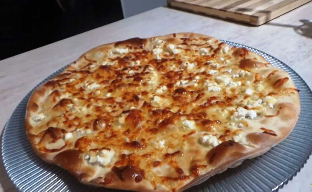 Κοντινό πλάνο στο **Πιταρέλι Σκορδάτο** με τα λιωμένα τυριά και το σκορδάτο άρωμα