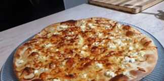 Κοντινό πλάνο στο **Πιταρέλι Σκορδάτο** με τα λιωμένα τυριά και το σκορδάτο άρωμα