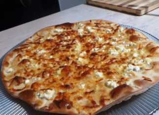 Κοντινό πλάνο στο **Πιταρέλι Σκορδάτο** με τα λιωμένα τυριά και το σκορδάτο άρωμα