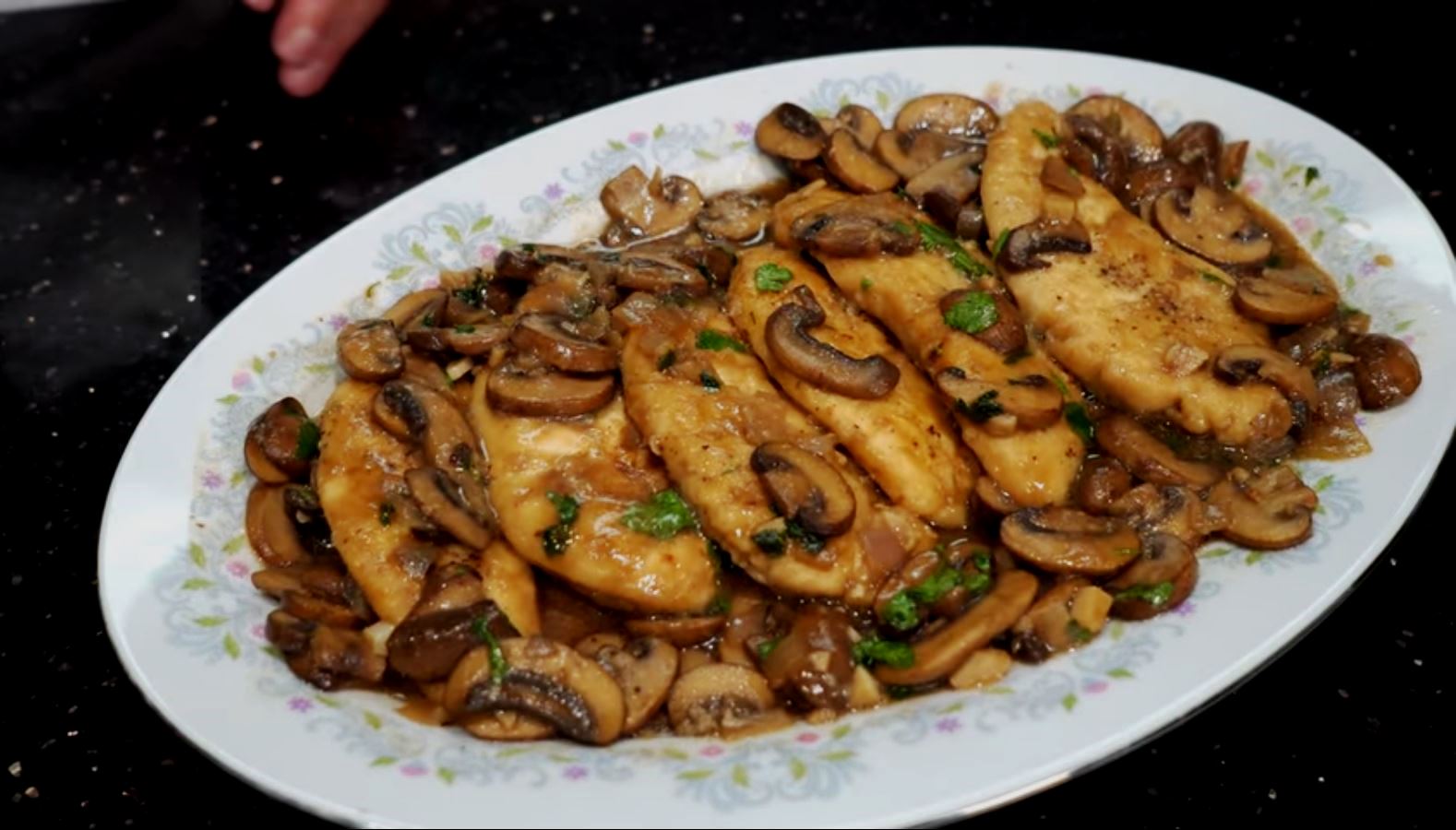 κοτόπουλο με σάλτσα μανιτάρια σβησμένο με κόκκινο κρασί