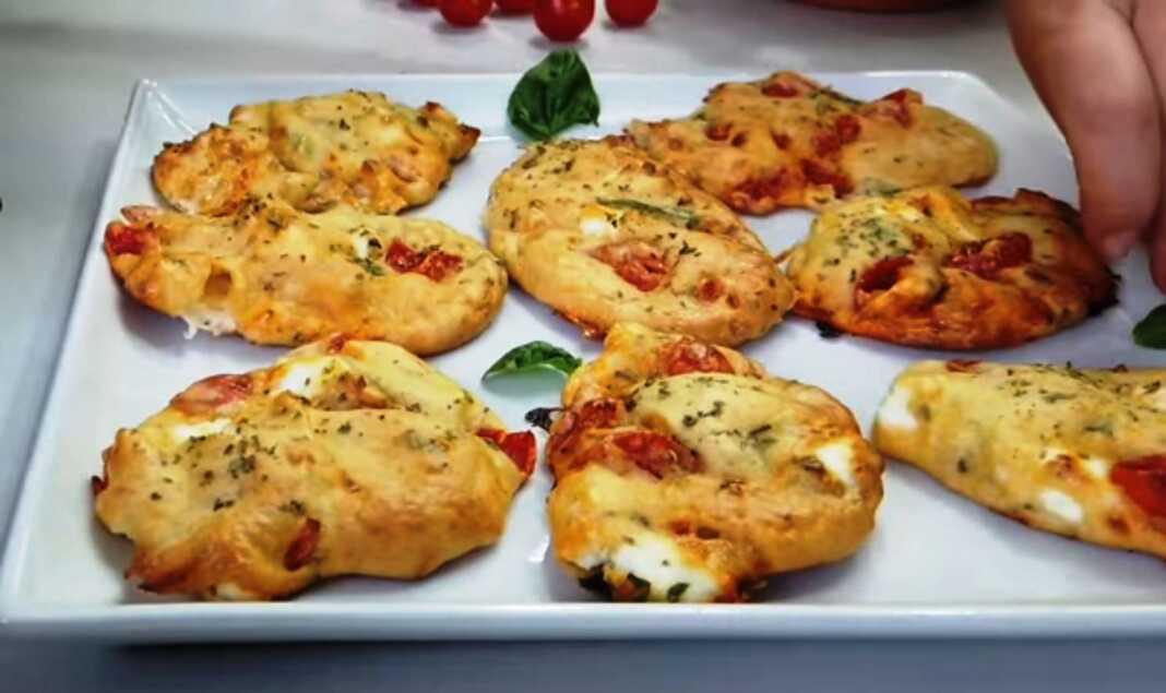 Αφράτα, σπιτικά τυρόψωμα με ντομάτα, φέτα και ρίγανη σε ταψί