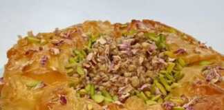 Cheesecake μπακλαβάς σιροπιαστός με καρύδια και τριαντάφυλλα σε πιάτο