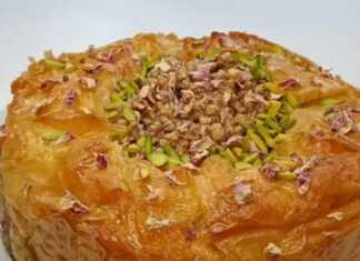 Cheesecake μπακλαβάς σιροπιαστός με καρύδια και τριαντάφυλλα σε πιάτο