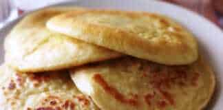 Μικρές χρυσαφένιες πιτούλες που τηγανίζονται σε αντικολλητικό σκεύος, με αφράτη υφή και ροδισμένη όψη