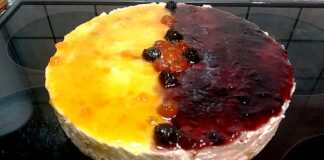 Μια ολόκληρη τούρτα γιαουρτιού με μαρμελάδα, σε πιατέλα, έτοιμη για σερβίρισμα