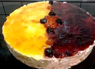 Μια ολόκληρη τούρτα γιαουρτιού με μαρμελάδα, σε πιατέλα, έτοιμη για σερβίρισμα