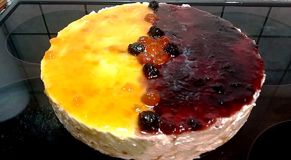 Γλυκό Γιαουρτιου2 Μια ολόκληρη τούρτα γιαουρτιού με μαρμελάδα, σε πιατέλα, έτοιμη για σερβίρισμα