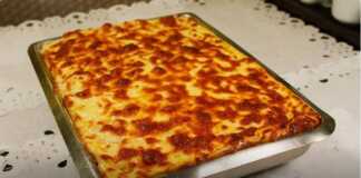 Σουφλέ ζυμαρικών με χρυσαφένια κρούστα τυριού, έτοιμο για σερβίρισμα.