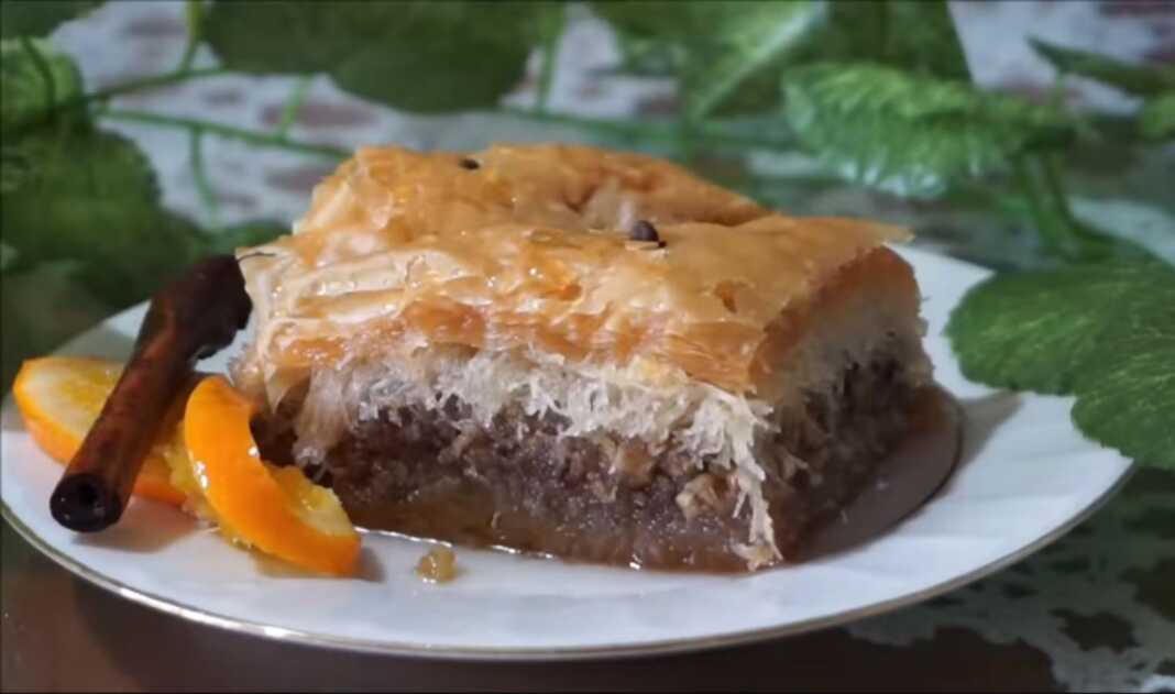 Μια μερίδα Μπακλαβάς Γιαννιώτικος με πλούσιο σιρόπι και κανταΐφι.