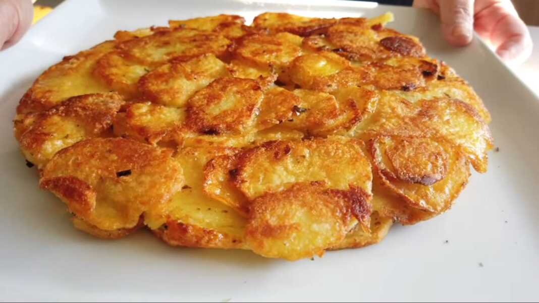Πατάτες τηγανιτές ομελέτα Τραγανή Ομελέτα Πατάτας Χωρίς Αυγά, σερβιρισμένη σε πιάτο, με χρυσαφένια κρούστα.