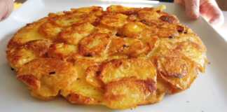 Τραγανή Ομελέτα Πατάτας Χωρίς Αυγά, σερβιρισμένη σε πιάτο, με χρυσαφένια κρούστα.