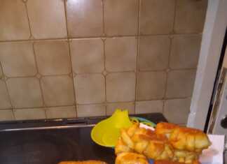 Χρυσαφένια τηγανητά πιροσκί με γέμιση φέτας, τοποθετημένα σε πιατέλα και αχνιστά