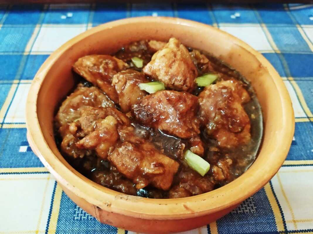 Κοντινό πλάνο στη Χοιρινή Τηγανιά με μέλι και βαλσάμικο στην κατσαρόλα, με την πηχτή, γυαλιστερή σάλτσα