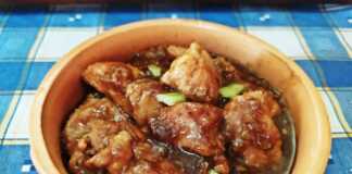 Κοντινό πλάνο στη Χοιρινή Τηγανιά με μέλι και βαλσάμικο στην κατσαρόλα, με την πηχτή, γυαλιστερή σάλτσα