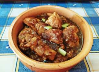 Κοντινό πλάνο στη Χοιρινή Τηγανιά με μέλι και βαλσάμικο στην κατσαρόλα, με την πηχτή, γυαλιστερή σάλτσα