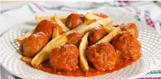 κεφτεδάκια κοκκινιστα με τηγανιτες πατάτες