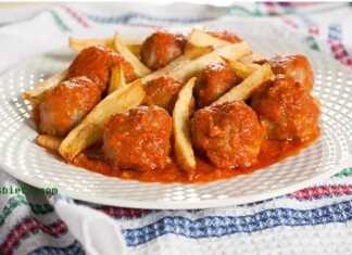 κεφτεδάκια κοκκινιστα με τηγανιτες πατάτες