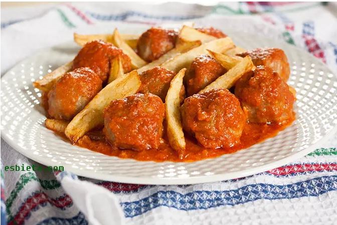 κεφτεδάκια κοκκινιστα με τηγανιτες πατάτες κεφτεδάκια κοκκινιστα με τηγανιτες πατάτες