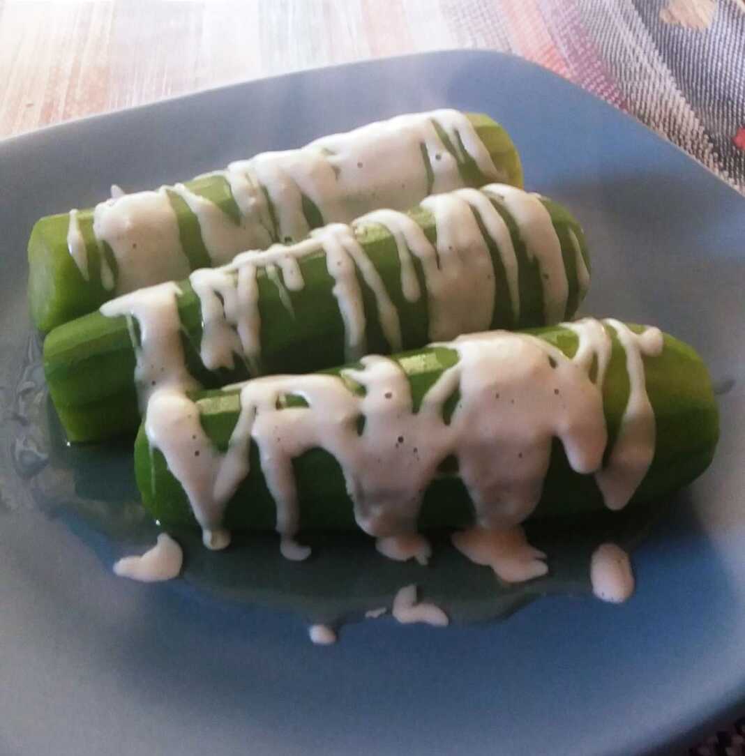 κολοκυθακια βραστα Ένα πιάτο με βραστά κολοκυθάκια περιχυμένα με παχύρρευστη σκορδαλιά από αλεύρι και σκόρδο.