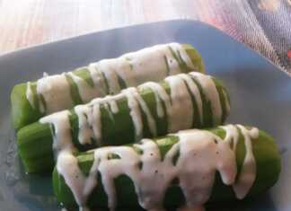 Ένα πιάτο με βραστά κολοκυθάκια περιχυμένα με παχύρρευστη σκορδαλιά από αλεύρι και σκόρδο.