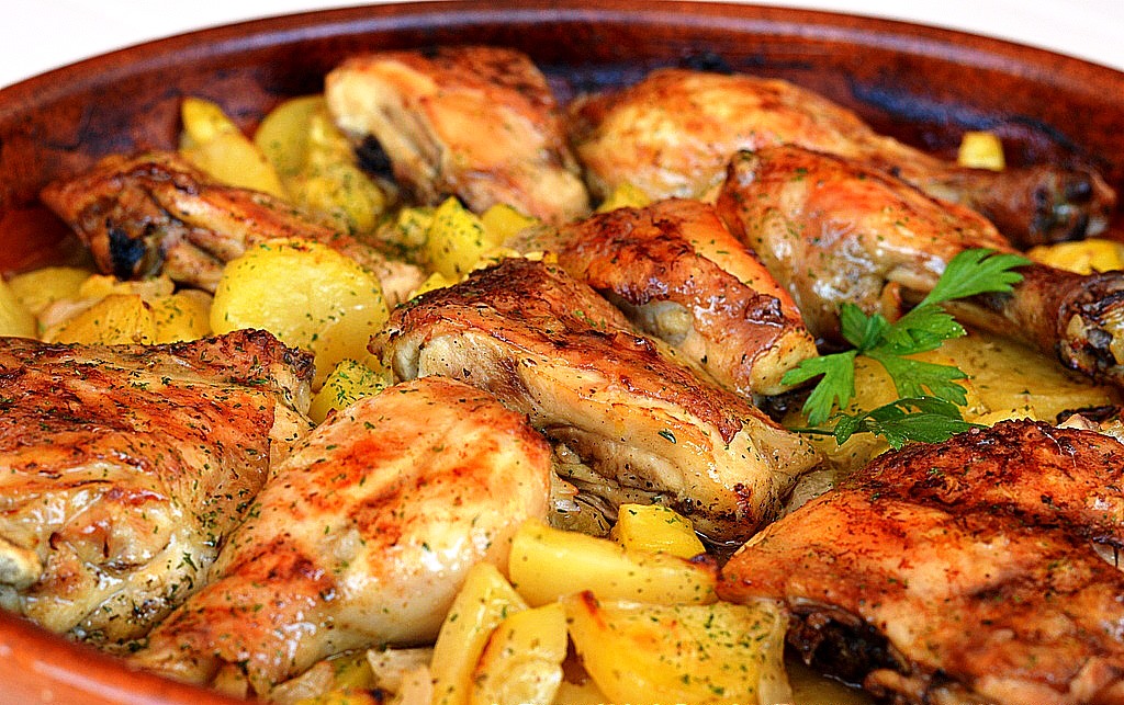 κοτόπουλο με πατάτες στο φούρνο κοτόπουλο με πατάτες στο φούρνο