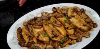 κοτόπουλο με σάλτσα μανιτάρια σβησμένο με κόκκινο κρασί