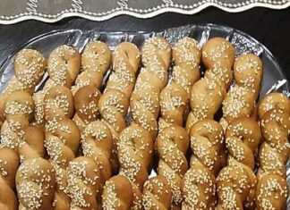 Πιάτο με ροδισμένα Κουλουράκια Κανέλας Μυτιλήνης, πασπαλισμένα με σουσάμι, σε διάφορα σχήματα.