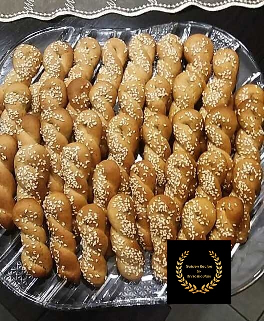 κουλουράκια κανελας Πιάτο με ροδισμένα Κουλουράκια Κανέλας Μυτιλήνης, πασπαλισμένα με σουσάμι, σε διάφορα σχήματα.