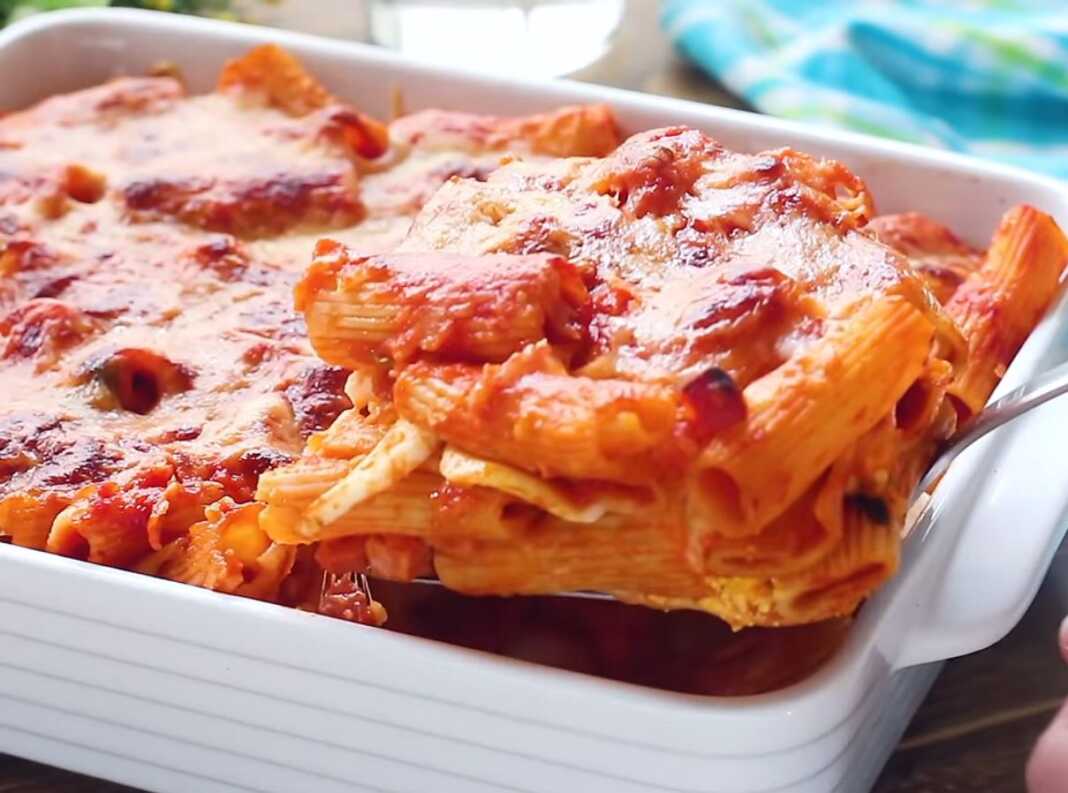 Ριγκαρόνι φούρνο με σάλτσα ντομάτας και αυγό