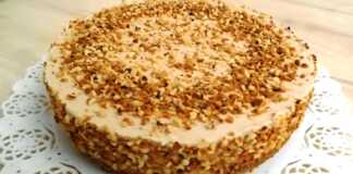 Κρύο κέικ φουντουκιού με βελούδινη κρέμα, καλυμμένο με τριμμένα φουντούκια, σερβιρισμένο σε πιάτο.