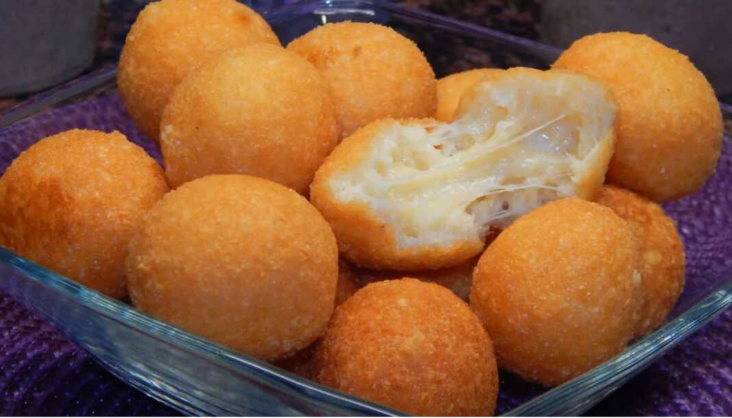 Κοντινό πλάνο σε μια Τυροκροκέτα Τραγανή, με το λιωμένο τυρί να ξεχειλίζει