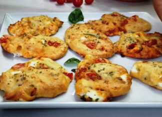 Αφράτα, σπιτικά τυρόψωμα με ντομάτα, φέτα και ρίγανη σε ταψί