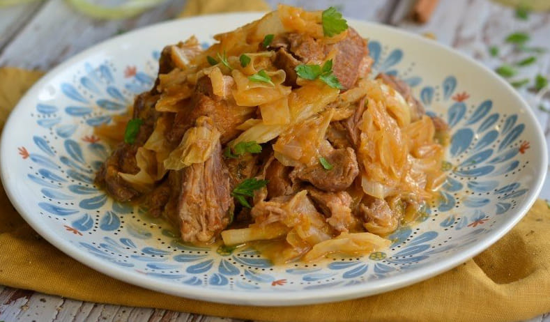 χοιρινο με λάχανο χοιρινο με λάχανο