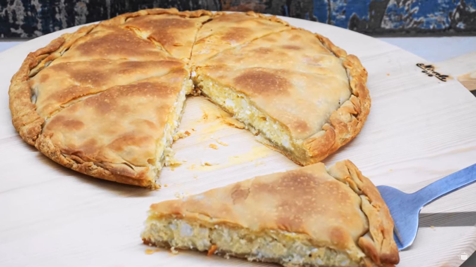 Τυρόπιτα με χωριάτικο φύλλο