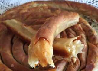 Μια ολόκληρη στριφτή τυρόπιτα με χειροποίητο φύλλο, χρυσαφένια και τραγανή."