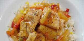 Ζουμερά κομμάτια κοτόπουλου βουτηγμένα σε πλούσια γλυκόξινη σάλτσα με ανανά σερβιρισμένα πάνω σε αφράτο ρύζι με λαχανικά