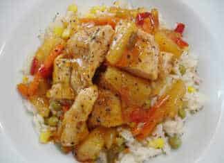 Ζουμερά κομμάτια κοτόπουλου βουτηγμένα σε πλούσια γλυκόξινη σάλτσα με ανανά σερβιρισμένα πάνω σε αφράτο ρύζι με λαχανικά