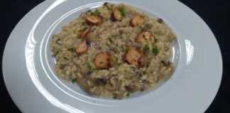 Κρεμώδες ριζότο αρμπόριο με ποικιλία μανιτάριων και κομμάτια από βραστό χταπόδι, γαρνιρισμένο με φρέσκο μάραθο