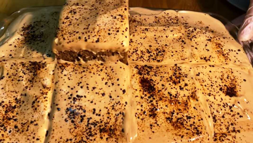 Ένα ολόκληρο Κέικ του Nescafe σε πυρέξ, με την αφράτη κρέμα βανίλιας και πασπαλισμένο με καφέ