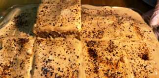 Ένα ολόκληρο Κέικ του Nescafe σε πυρέξ, με την αφράτη κρέμα βανίλιας και πασπαλισμένο με καφέ