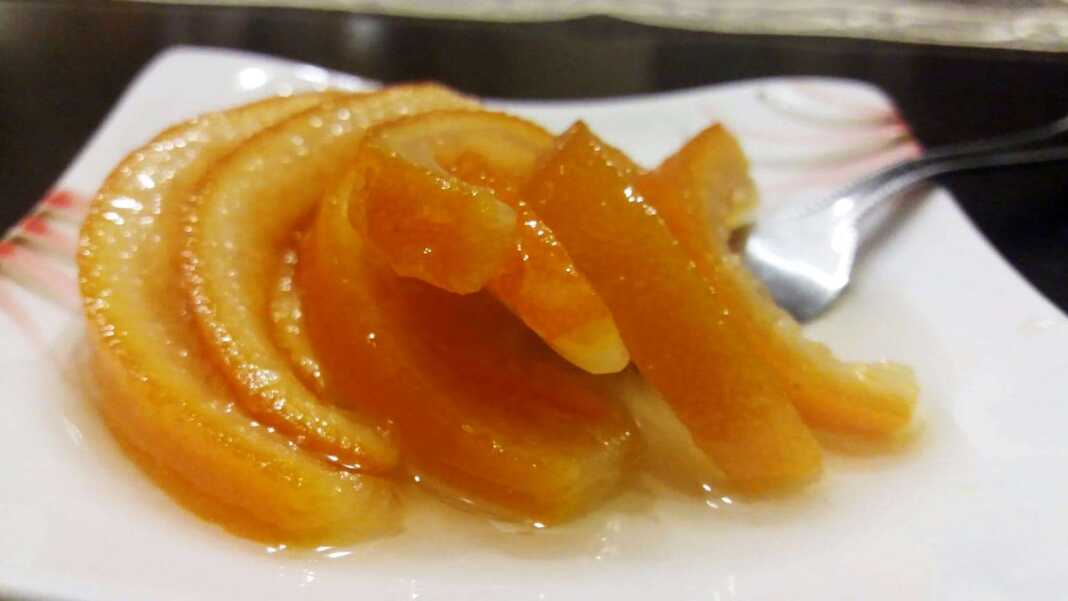 Ψιλές λωρίδες φλούδας πορτοκαλιού στο **Γλυκό Κουταλιού Πορτοκάλι** μέσα στο σιρόπι.