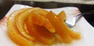 Ψιλές λωρίδες φλούδας πορτοκαλιού στο **Γλυκό Κουταλιού Πορτοκάλι** μέσα στο σιρόπι.