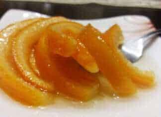 Ψιλές λωρίδες φλούδας πορτοκαλιού στο **Γλυκό Κουταλιού Πορτοκάλι** μέσα στο σιρόπι.