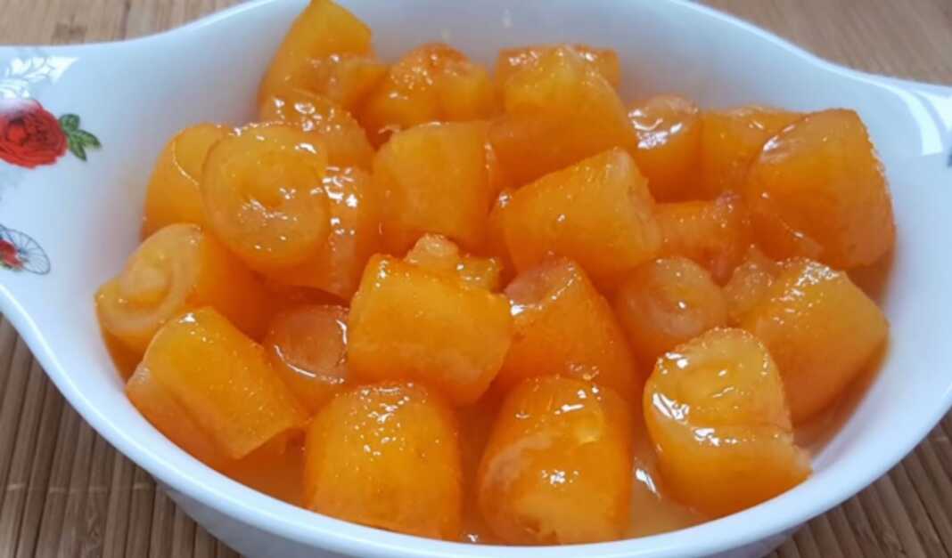 Γλυκό με φλούδα πορτοκαλιού Λαχταριστό Γλυκό του Κουταλιού με φλούδα πορτοκάλι, σιροπιασμένο, σε γυάλινο μπολ.