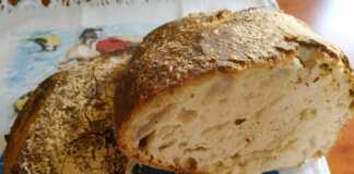 Φρεσκοψημένο σπιτικό ψωμί με χρυσαφένια κρούστα.